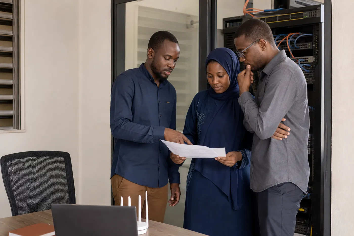 Équipe technique analysant les besoins informatiques d'une organisation